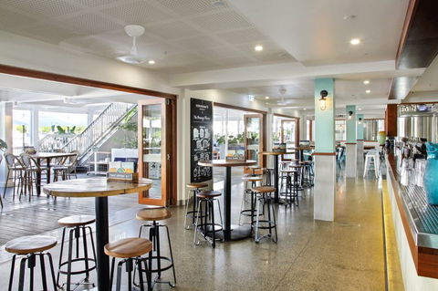 Hemingway's Brewery Port Douglas - Mackay Tourism 4