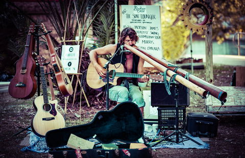 Buskers By The Lake - Mackay Tourism 0