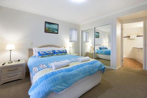 Whale Watch Ocean Beach Resort - Mackay Tourism 3