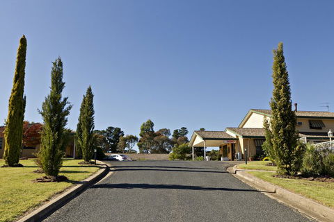 Hilltops Retreat Motor Inn - Mackay Tourism 1
