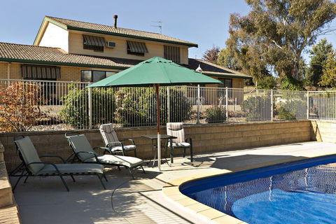 Hilltops Retreat Motor Inn - Mackay Tourism 2