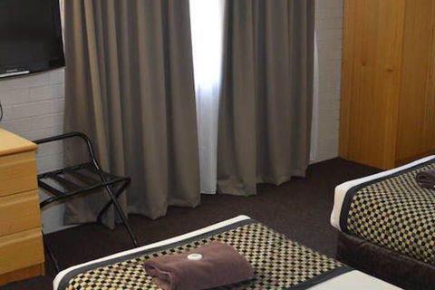 Hilltops Retreat Motor Inn - Mackay Tourism 7