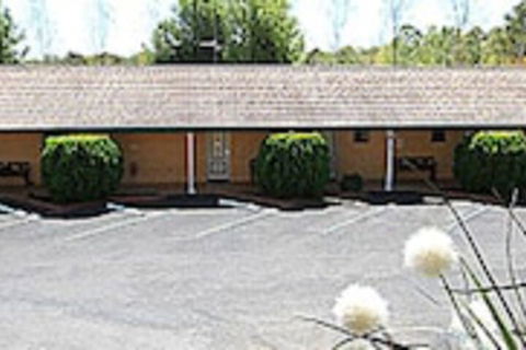 Hilltops Retreat Motor Inn - Mackay Tourism 0