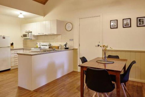 Alpine Valley Cottages - Mackay Tourism 3