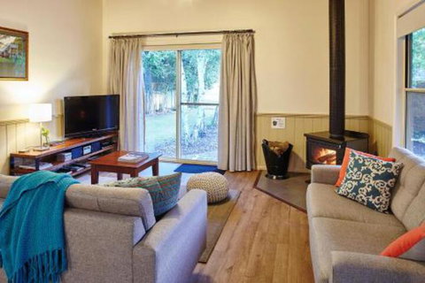 Alpine Valley Cottages - Mackay Tourism 6