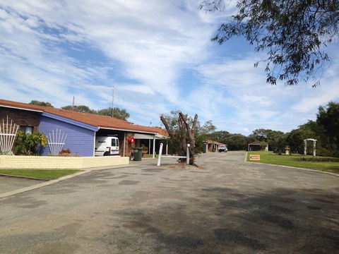 Emu Beach Chalets - Mackay Tourism 0