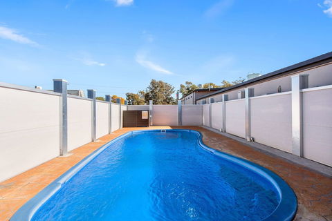 Econo Lodge Moree Spa Motor Inn - Mackay Tourism 6