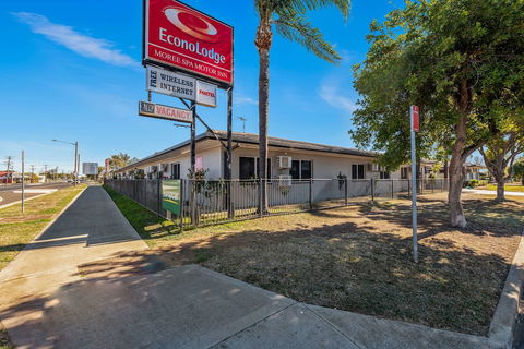 Econo Lodge Moree Spa Motor Inn - Mackay Tourism 3