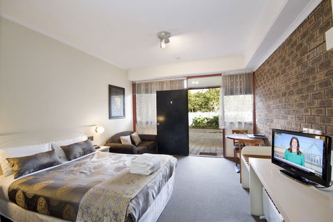 Lorne Coachman Inn - Mackay Tourism 6