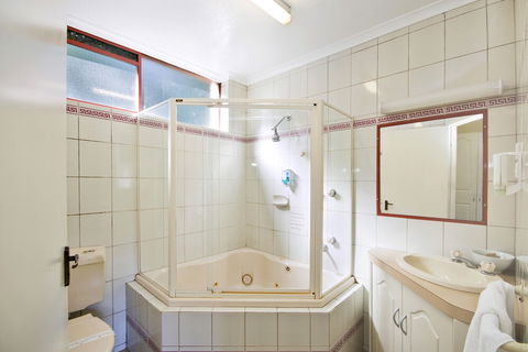 Lorne Coachman Inn - Mackay Tourism 4