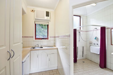 Lorne Coachman Inn - Mackay Tourism 3