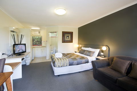 Lorne Coachman Inn - Mackay Tourism 5