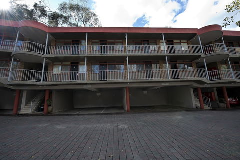 Lorne Coachman Inn - Mackay Tourism 0