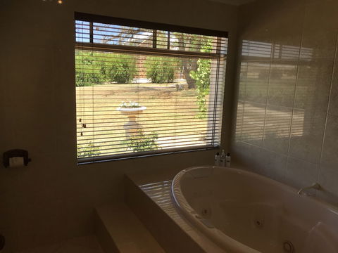 Barossa Shiraz Estate - Mackay Tourism 2