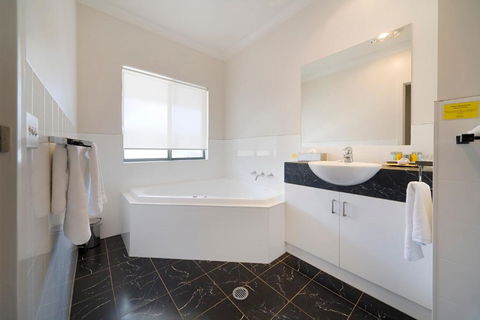 Blazing Stump Motel & Suites - Mackay Tourism 5