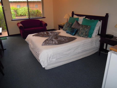 Tree Top Walk Motel - Mackay Tourism 6