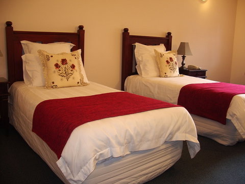 Tree Top Walk Motel - Mackay Tourism 5