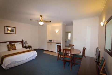 Tree Top Walk Motel - Mackay Tourism 4