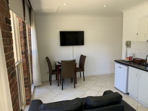 Ensenada Motor Inn And Suites - Mackay Tourism 1
