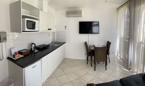 Ensenada Motor Inn And Suites - Mackay Tourism 6