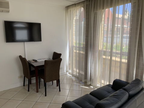Ensenada Motor Inn And Suites - Mackay Tourism 5