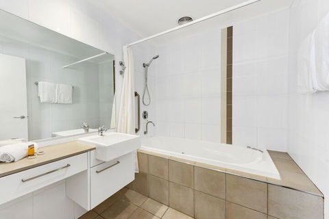 Flynns Beach Resort - Mackay Tourism 6