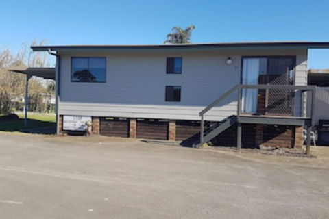 Bentley Waterfront Motel & Cottages - Mackay Tourism 0