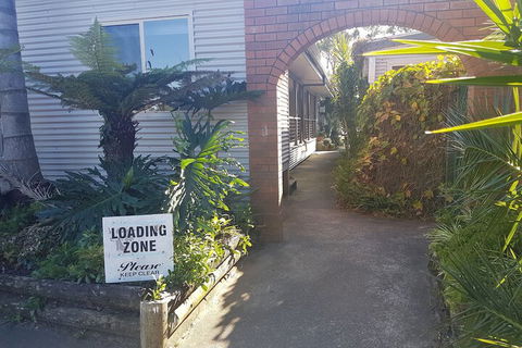 Bentley Waterfront Motel & Cottages - Mackay Tourism 4