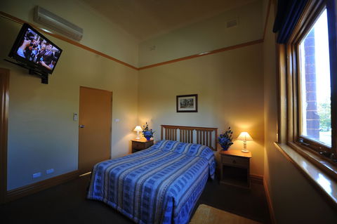 Hotel Victoria - Griffith - Mackay Tourism 5