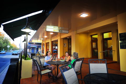 Hotel Victoria - Griffith - Mackay Tourism 6