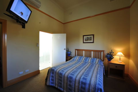 Hotel Victoria - Griffith - Mackay Tourism 2