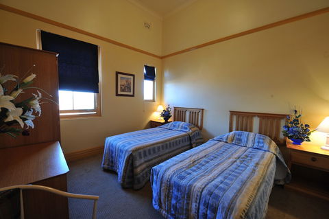 Hotel Victoria - Griffith - Mackay Tourism 3