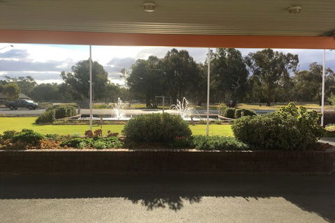 Byer Fountain Motor Inn, Holbrook - Mackay Tourism 6