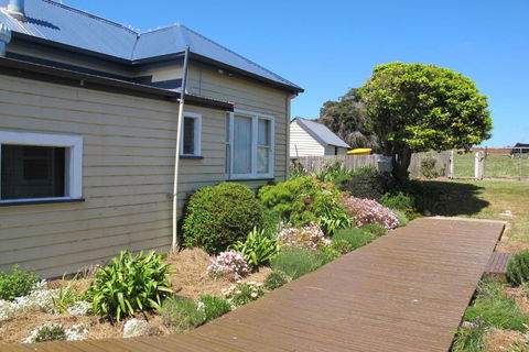 Beths Cottage Roaring 40s - Mackay Tourism 3