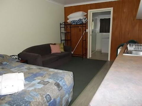 Oakridge Motel Tourist Park - Mackay Tourism 1