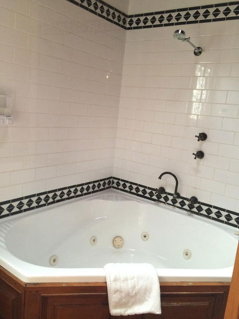 Daly View Bed & Breakfast - Mackay Tourism 1