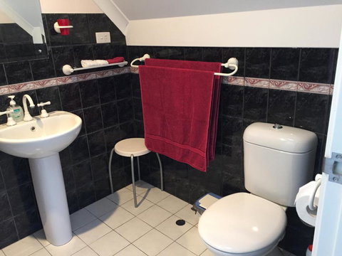 Aarn House B & B Airport Accommodation - Mackay Tourism 4