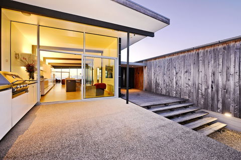 Cloudy Bay Beach House - Mackay Tourism 1