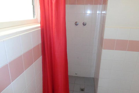 Adelaide Backpackers Travellers Inn - Mackay Tourism 3