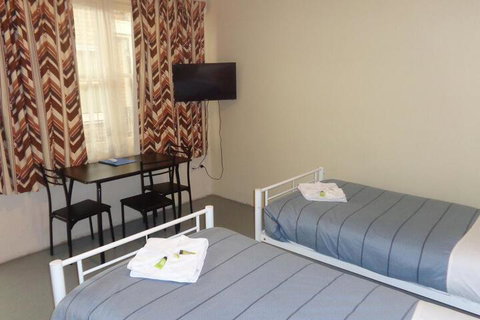 Adelaide Backpackers Travellers Inn - Mackay Tourism 5