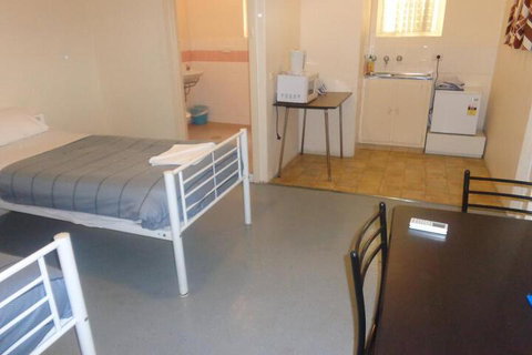 Adelaide Backpackers Travellers Inn - Mackay Tourism 6