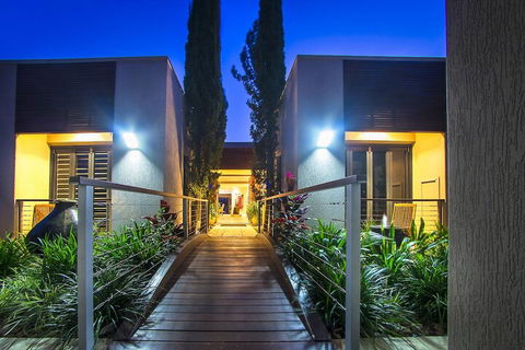 Grandeur On Bay Three - Mackay Tourism 5