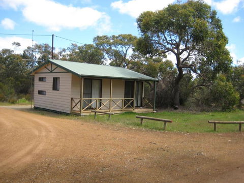 Parndana Hotel Cabins - Mackay Tourism 1