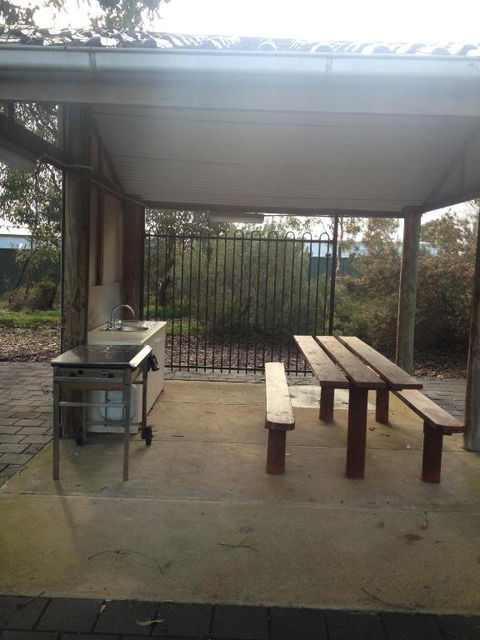 Parndana Hotel Cabins - Mackay Tourism 6