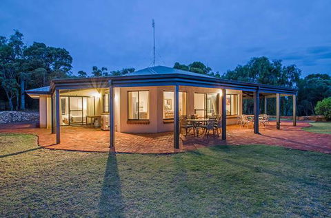 Yallingup Pet Friendly Bush Retreat - Mackay Tourism 6