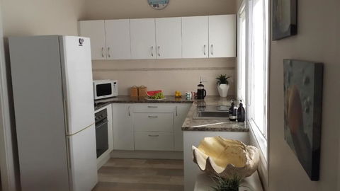 SHELLHARBOUR BEACH COTTAGE 1 Minute Walk To Beach Flags In Summer - Mackay Tourism 3