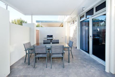 Loxton Courthouse Apartments - Mackay Tourism 0