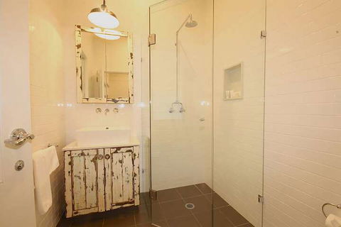 A PERFECT STAY - Cavvanbah Seaside Cottage - Mackay Tourism 4