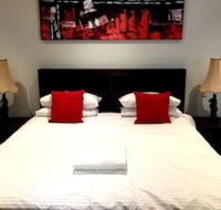 Deluxe Lake View House - Mackay Tourism