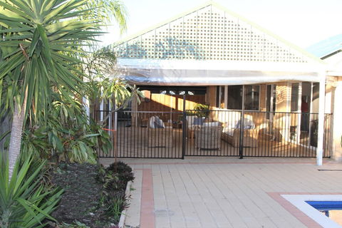 Castaway - Mackay Tourism 0